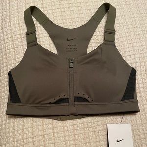 Nike Alpha
Women's High-Support Padded Zip-Front Sports Bra
